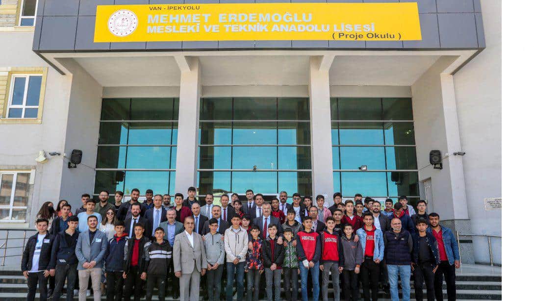 Mehmet Erdemoğlu Mesleki ve Teknik Anadolu Lisesi, 4006 TÜBİTAK Bilim Fuarı Sergisinin Açılışı Yapıldı.